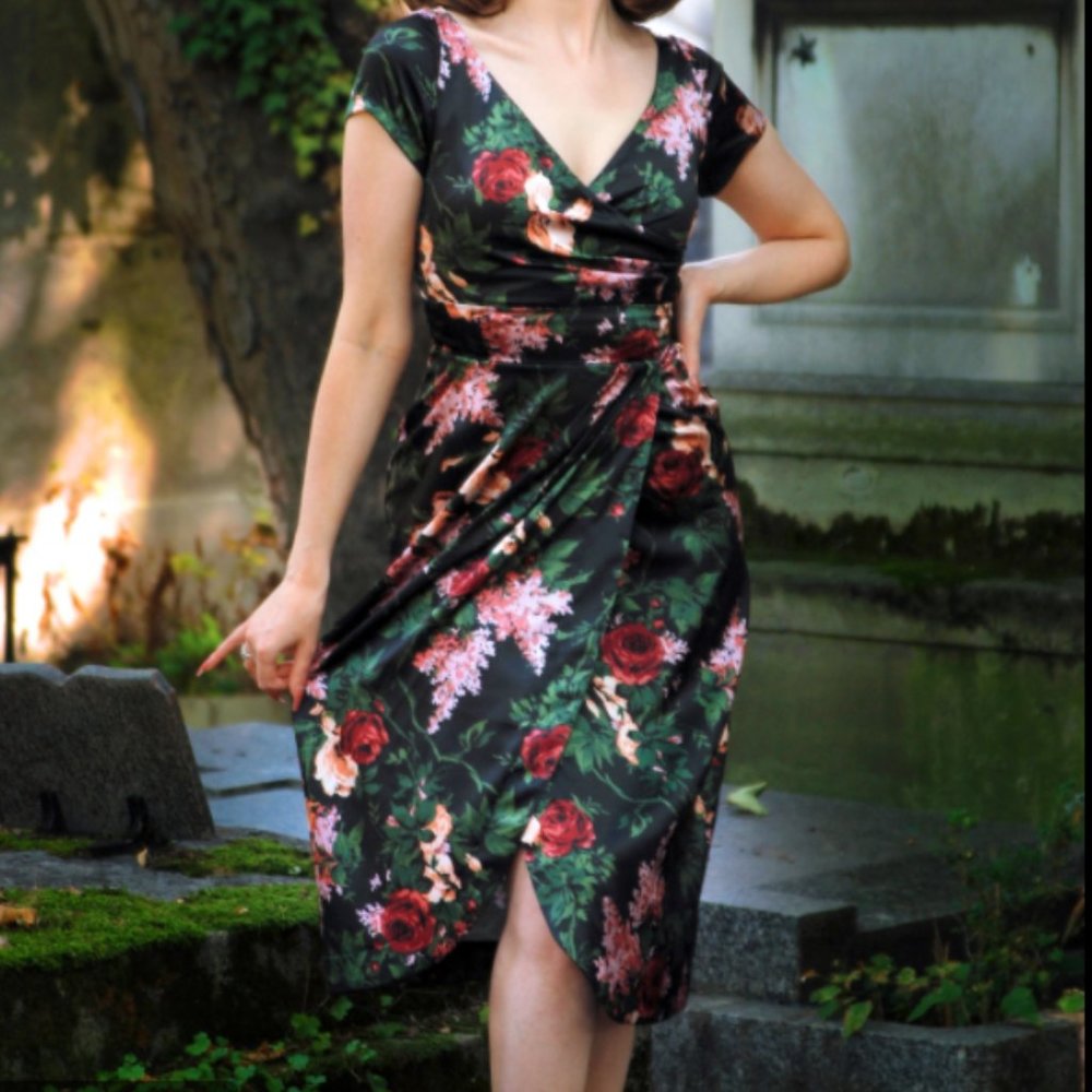 Ava Faux Wrap Wiggle Dress in Dark Bella Roses Satin size M - new with tags